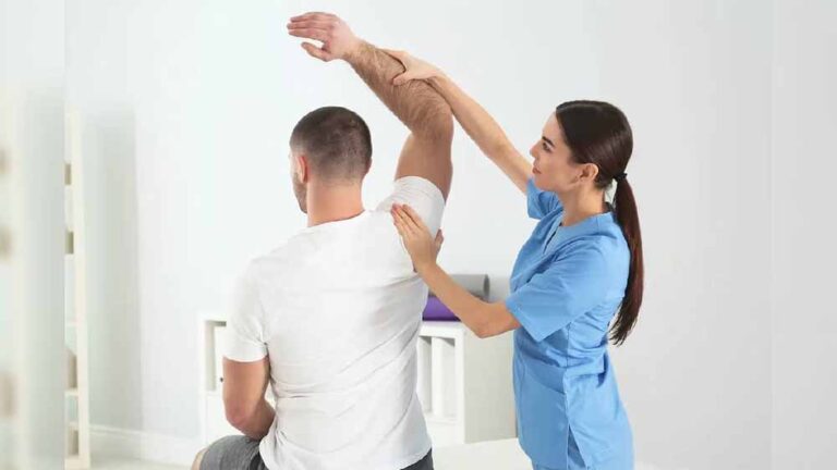 DGHS का निर्देश – फिजियोथेरेपिस्ट मेडिकल डॉक्टर नहीं, ‘डॉक्टर’ शब्द के प्रयोग पर रोक