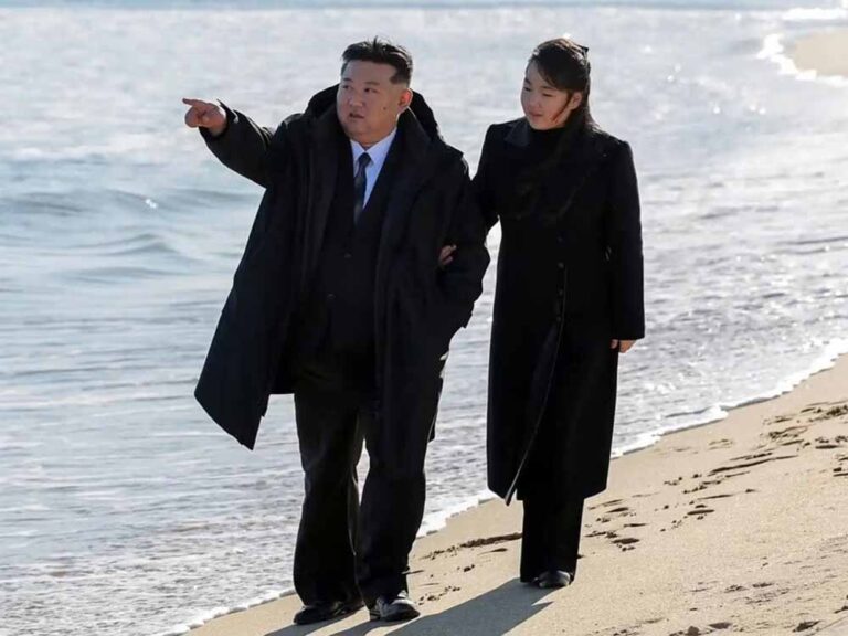 दुनिया भर में चर्चा बटोर रही किम जोंग उन की 12 साल की बेटी किम जू, क्यों ले गए थे चीन दुनिया भर में चर्चा बटोर रही किम जोंग उन की 12 साल की बेटी किम जू, क्यों ले गए थे चीन