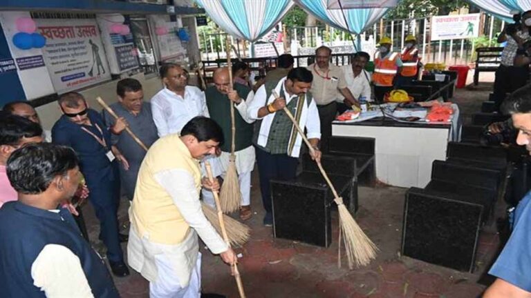 मुख्यमंत्री ने रानी दुर्गावती चिकित्सालय में स्वच्छता के लिए किया श्रमदान