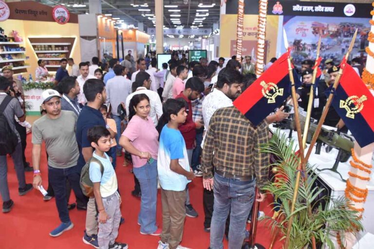 फायर डिपार्टमेंट के अत्याधुनिक उपकरण और दमकल वाहनों ने दर्शकों को किया रोमांचित फायर डिपार्टमेंट के अत्याधुनिक उपकरण और दमकल वाहनों ने दर्शकों को किया रोमांचित