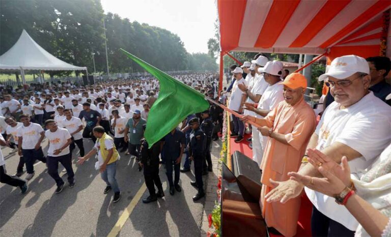 मुख्यमंत्री योगी आदित्यनाथ ने अपने आवास पर नशामुक्त भारत के लिए नमो मैराथन का किया शुभारंभ