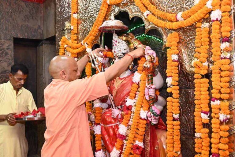 शारदीय नवरात्रि में गोरक्षपीठाधीश्वर ने मां के चरणों में लगाई हाजिरी