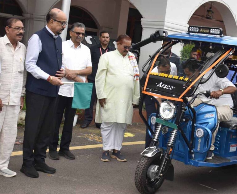 सरस्वती शिक्षा संस्थान को राज्यपाल ने प्रदान किए चार ई-रिक्शे
