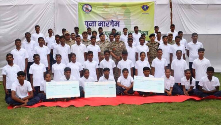 नक्सलियों का आत्मसमर्पण अभियान तेज: बीजापुर में 51 नक्सलियों ने छोड़ा हिंसा का रास्ता