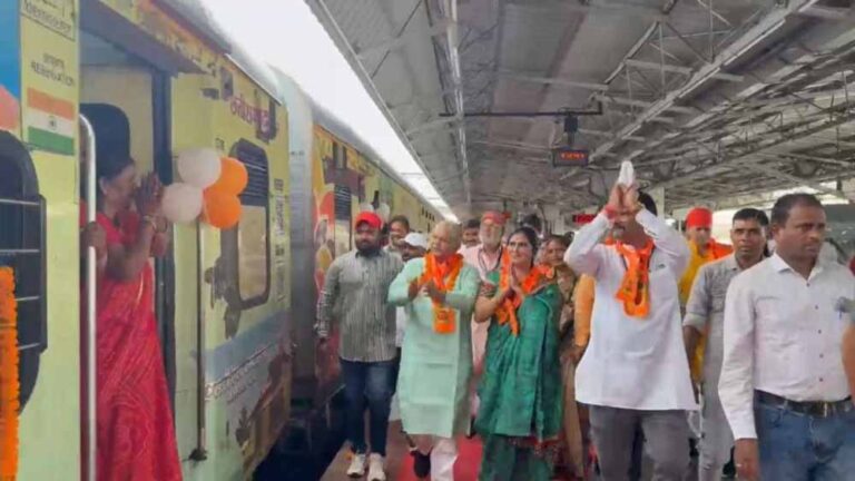 रामभक्ति का सफर शुरू: विधायक धरमलाल कौशिक ने दिखाई हरी झंडी, श्रद्धालुओं से भरी ट्रेन अयोध्या के लिए रवाना