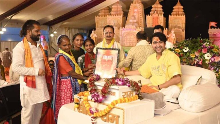 परिवार संग  सलाम बने ‘राजवीर’, पं. धीरेंद्र शास्त्री के सान्निध्य में अपनाया सनातन धर्म