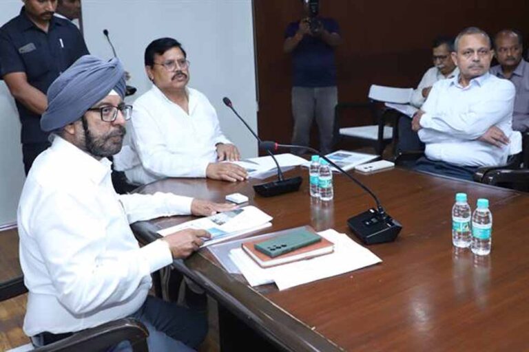 ऊर्जा मंत्री तोमर ने की विद्युत कंपनियों के कामकाज की समीक्षा ऊर्जा मंत्री तोमर ने की विद्युत कंपनियों के कामकाज की समीक्षा