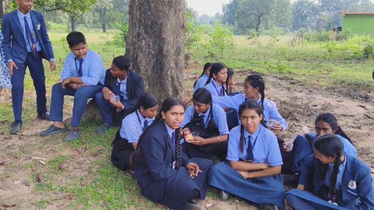 कलेक्टर-विधायक से संबंधों का धौंस बताने वाली शिक्षिका के खिलाफ स्टूडेंट्स का विरोध, हटाने की मांग पर अड़े