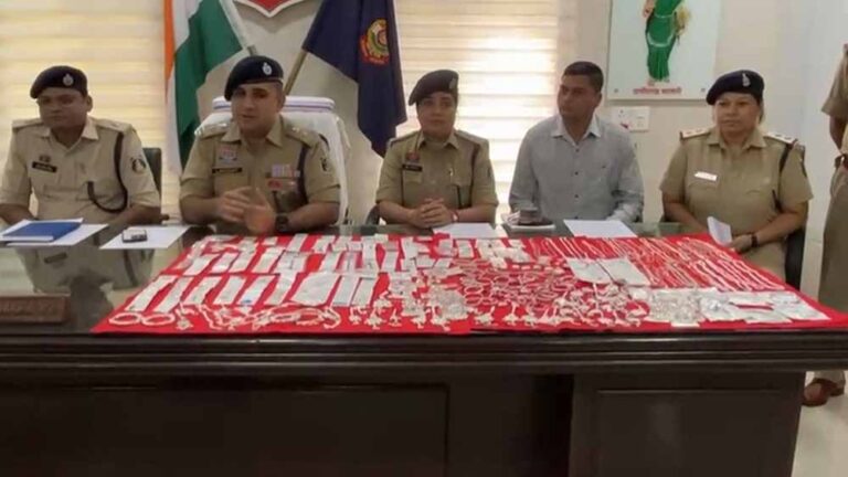 लाखों की ज्वेलरी चोरी का मामला सुलझा, नाबालिग समेत दो चोर पकड़े गए लाखों की ज्वेलरी चोरी का मामला सुलझा, नाबालिग समेत दो चोर पकड़े गए