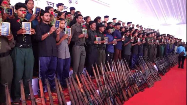 सरकार की बड़ी सफलता: 208 नक्सलियों ने BGL लॉन्चर, AK-47,  153 हथियार समेत किया सरेंडर