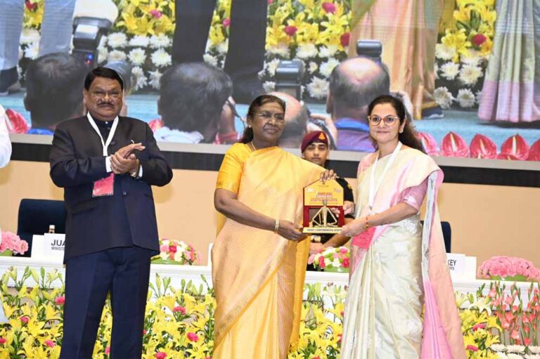 राष्ट्रपति द्रौपदी मुर्मू ने धरती आबा में उत्कृष्ट प्रदर्शन के लिए कलेक्टर चंदन त्रिपाठी को किया सम्मानित