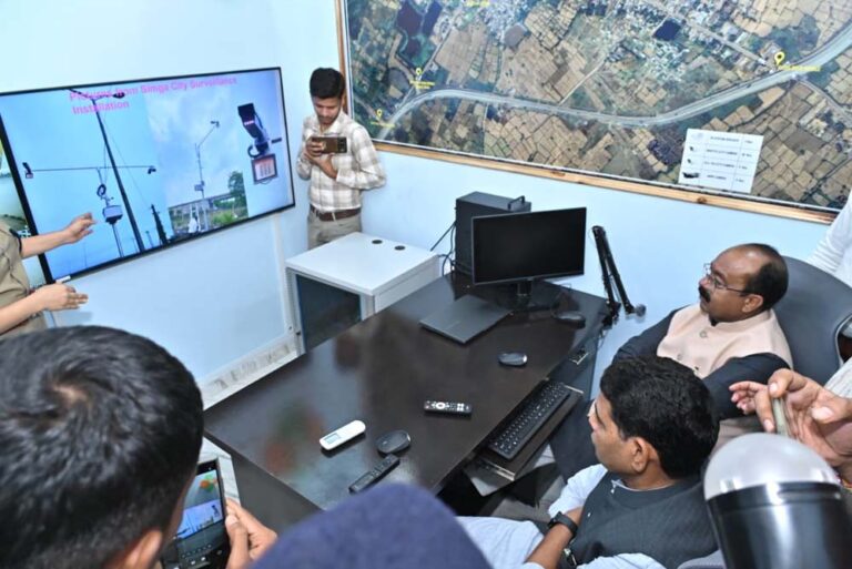सिमगा में उप मुख्यमंत्री अरुण साव ने किया सिटी सर्विलांस का शुभारंभ सिमगा में उप मुख्यमंत्री अरुण साव ने किया सिटी सर्विलांस का शुभारंभ