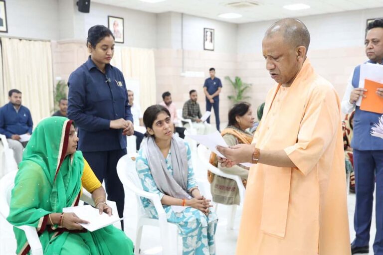 प्रदेश के कई जनपदों से आये आमजन की समस्या से सोमवार सुबह रूबरू हुए मुख्यमंत्री