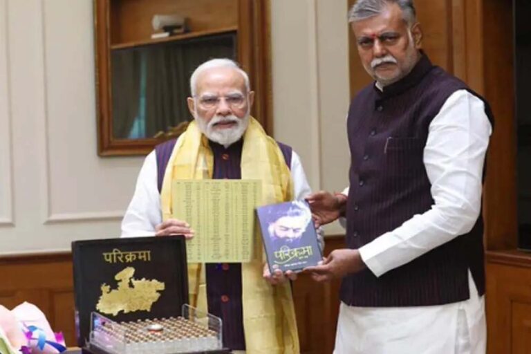 PM मोदी को भेंट किए गए 108 नदियों के जल कलश, प्रहलाद पटेल की बेटी ने खुद बनाए बॉक्स PM मोदी को भेंट किए गए 108 नदियों के जल कलश, प्रहलाद पटेल की बेटी ने खुद बनाए बॉक्स