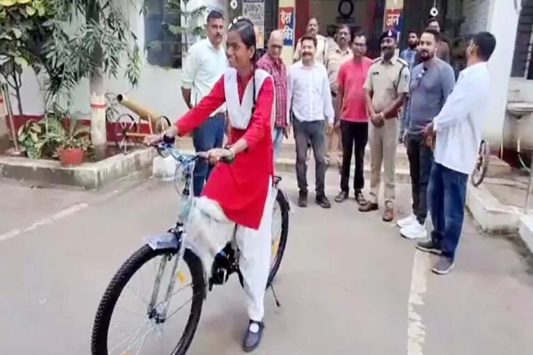 छिंदवाड़ा में मानवीय चेहरा: छात्रा की मदद को आगे आए थाना इंचार्ज, एक्सीडेंट में टूटी साइकिल की जगह दिलाई नई