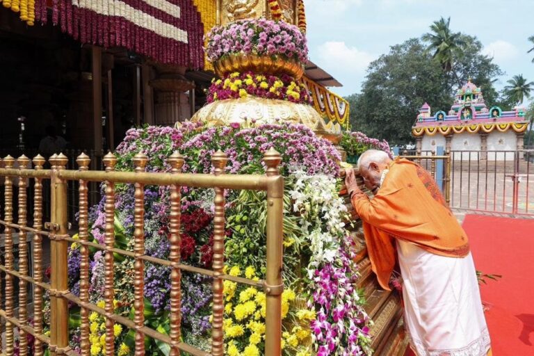 मल्लिकार्जुन ज्योतिर्लिंग मंदिर पहुंचे PM मोदी, चंद्रबाबू नायडू और पवन कल्याण ने दिया साथ