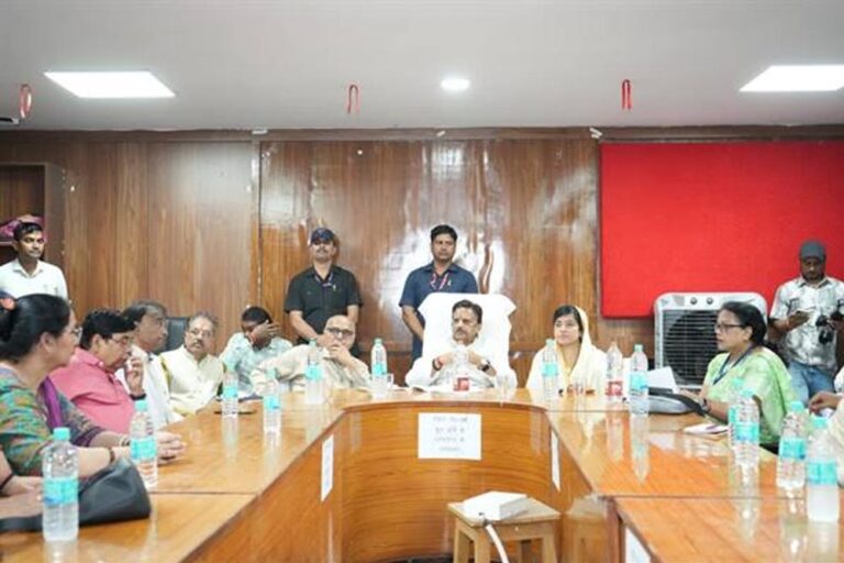 डॉक्टर मरीजों से करें सहानुभूतिपूर्ण व्यवहार, समय का करें पालन : उप मुख्यमंत्री शुक्ल डॉक्टर मरीजों से करें सहानुभूतिपूर्ण व्यवहार, समय का करें पालन : उप मुख्यमंत्री शुक्ल