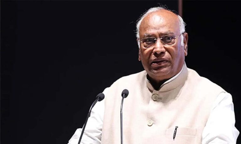 मल्लिकार्जुन खड़गे की तबीयत खराब, इलाज के लिए बेंगलुरु अस्पताल में भर्ती मल्लिकार्जुन खड़गे की तबीयत खराब, इलाज के लिए बेंगलुरु अस्पताल में भर्ती