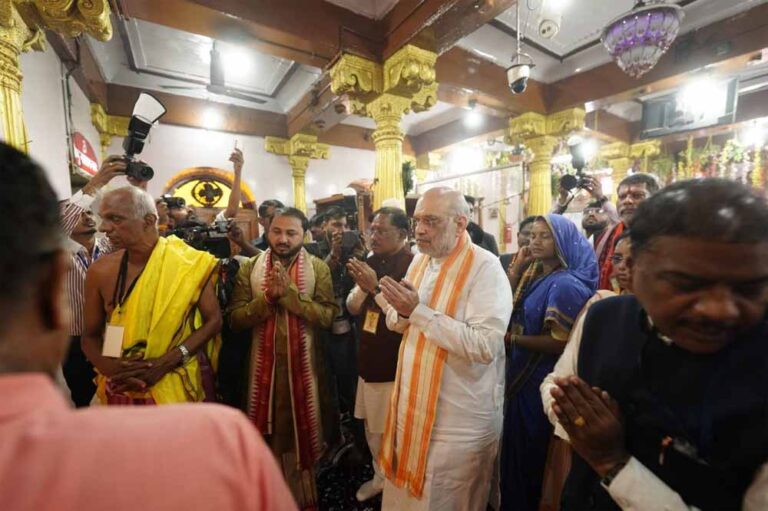 अमित शाह का बस्तर दौरा: मुरिया दरबार में मुखियाओं और मांझियों को किया संबोधित अमित शाह का बस्तर दौरा: मुरिया दरबार में मुखियाओं और मांझियों को किया संबोधित