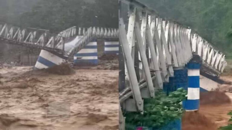 भारी बारिश ने ली छह ज़िंदगियाँ, दार्जिलिंग में पुल ढहने से बढ़ा हाहाकार भारी बारिश ने ली छह ज़िंदगियाँ, दार्जिलिंग में पुल ढहने से बढ़ा हाहाकार