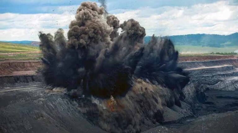 बारूद भरते समय खदान में विस्फोट, 10 घायल, 2 की हालत गंभीर बारूद भरते समय खदान में विस्फोट, 10 घायल, 2 की हालत गंभीर