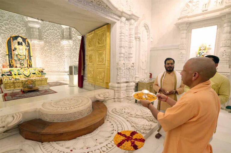 श्रीरामलला के चरणों में शीश नवाकर सीएम योगी ने मांगी प्रदेश की सुख-शांति की कामना श्रीरामलला के चरणों में शीश नवाकर सीएम योगी ने मांगी प्रदेश की सुख-शांति की कामना