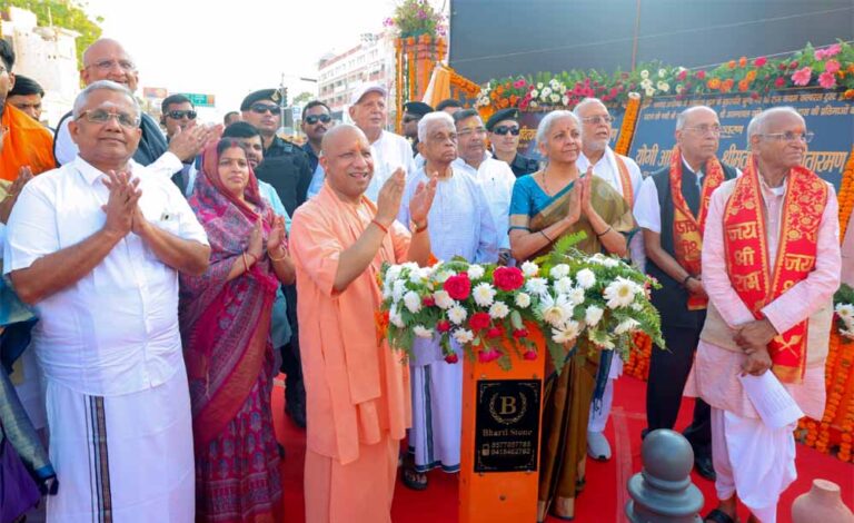 वित्त मंत्री निर्मला सीतारमण व सीएम योगी आदित्यनाथ ने किया दक्षिण के तीन संतों की मूर्तियों का अनावरण
