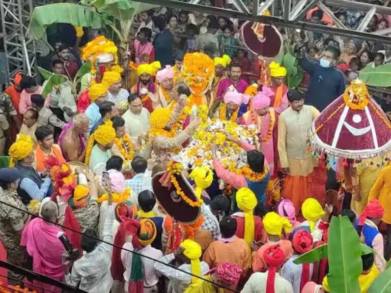 दंतेश्वरी मंदिर में बस्तर दशहरा उत्सव: मावली परघाव की रस्म और देवियों का भव्य मिलन दंतेश्वरी मंदिर में बस्तर दशहरा उत्सव: मावली परघाव की रस्म और देवियों का भव्य मिलन