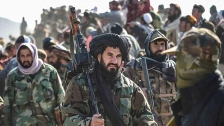 सीमा पर जंग के हालात! पाक-अफगान सेनाओं के बीच जमकर हुई फायरिंग सीमा पर जंग के हालात! पाक-अफगान सेनाओं के बीच जमकर हुई फायरिंग