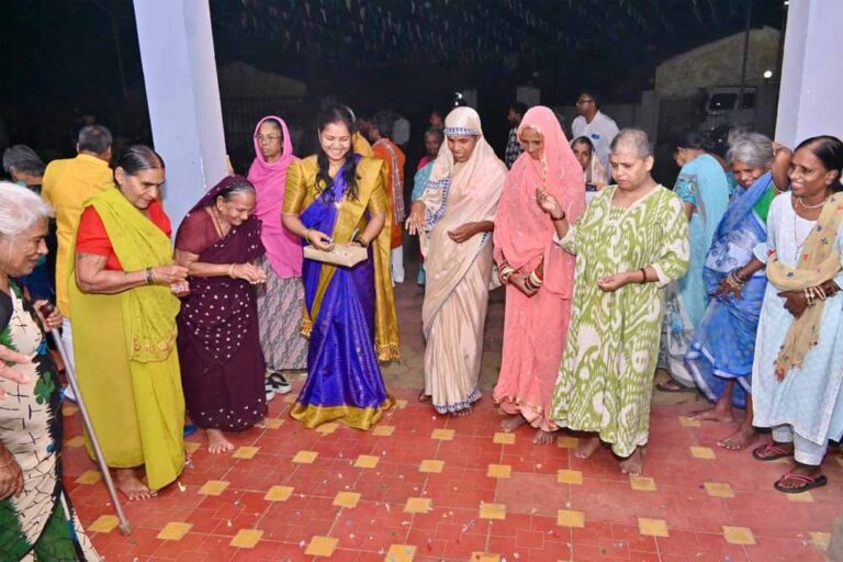 मंत्री लक्ष्मी राजवाड़े ने बुजुर्गों के साथ मनाई खुशियों भरी दीवाली