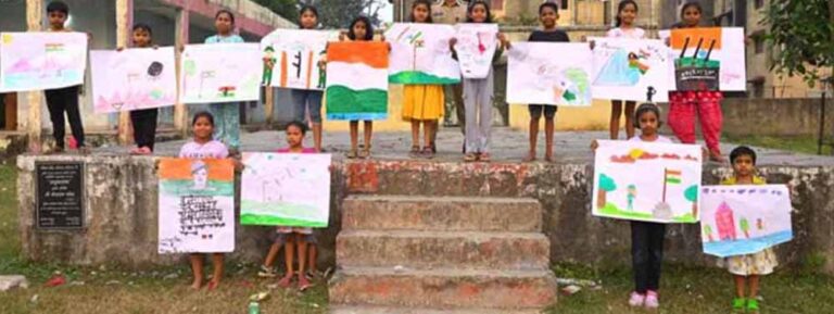 चित्रों में श्रद्धांजलि: कोरबा के बच्चों ने याद किए शहीदों को