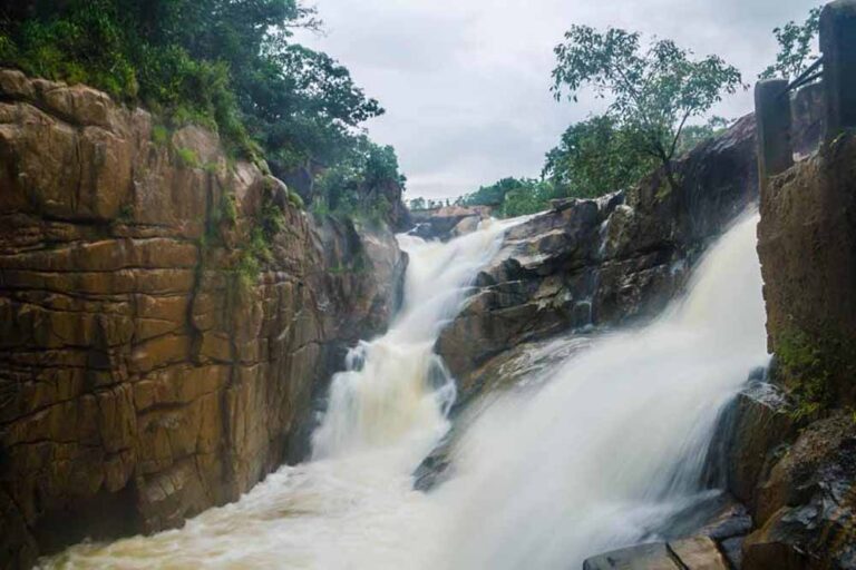 प्रकृति की गोद में बसा रानीदाह जलप्रपात — जहाँ हर बूंद कहती है कहानी