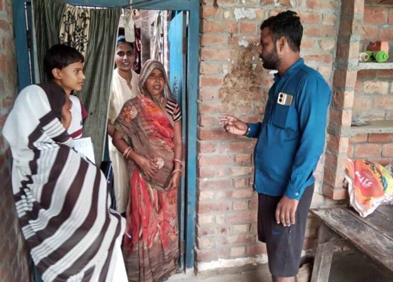 योगी सरकार के सहयोग से रोजमर्रा की चुनौतियों को विकास के अवसर में बदल रहे ग्रामीण योगी सरकार के सहयोग से रोजमर्रा की चुनौतियों को विकास के अवसर में बदल रहे ग्रामीण