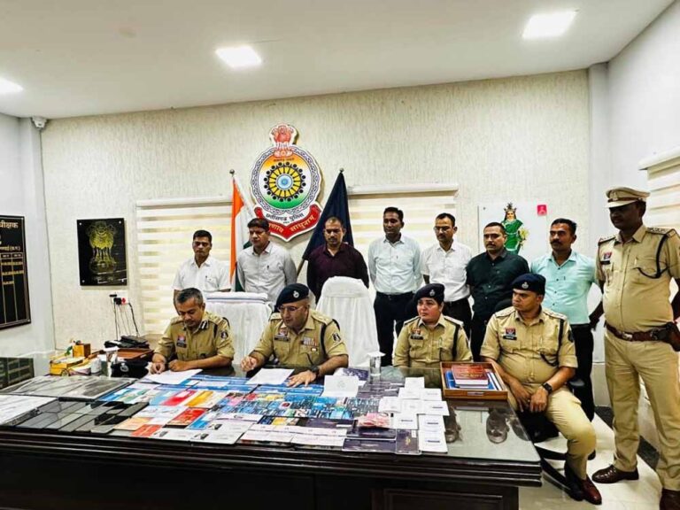 सोशल मीडिया पर साड़ी बेचने के बहाने ठगे 50 करोड़, पुलिस ने साइबर गिरोह का किया भंडाफोड़ सोशल मीडिया पर साड़ी बेचने के बहाने ठगे 50 करोड़, पुलिस ने साइबर गिरोह का किया भंडाफोड़