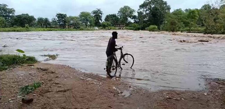 देवभोग के 36 गांव बारिश की मार से अलग-थलग, बाढ़ और फसल संकट से तनाव बढ़ा देवभोग के 36 गांव बारिश की मार से अलग-थलग, बाढ़ और फसल संकट से तनाव बढ़ा