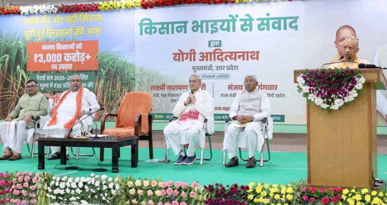 मुख्यमंत्री योगी आदित्यनाथ ने किया गन्ना किसानों से संवाद