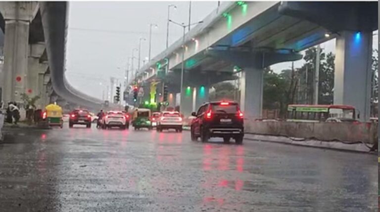 MP के ग्वालियर-जबलपुर समेत कई जिलों में बारिश जारी, अरब सागर के लो प्रेशर ने बढ़ाई ठंडक MP के ग्वालियर-जबलपुर समेत कई जिलों में बारिश जारी, अरब सागर के लो प्रेशर ने बढ़ाई ठंडक