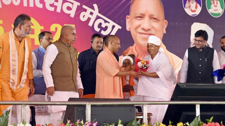 मुख्यमंत्री योगी आदित्यनाथ ने लखीमपुर खीरी स्थित कबीरधाम आश्रम में दिया राष्ट्रभक्ति और विरासत के सम्मान का संदेश