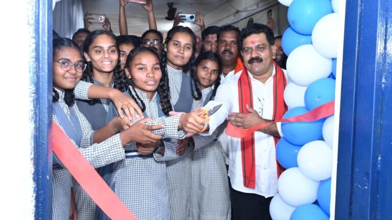 डिजिटल बोर्ड से शिक्षिका ने उपमुख्यमंत्री को पढ़ाई हृदय की संरचना एवं बैटरी की कार्यप्रणाली