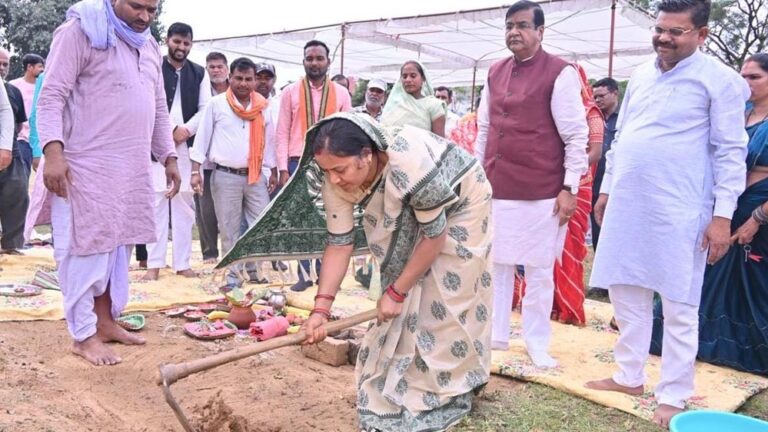 ग्रामीणों की खुशियों का अवसर: मंत्री लक्ष्मी राजवाड़े ने पूरी की उनकी मांग
