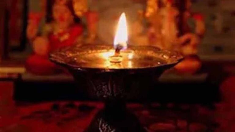 दीपक कहाँ जलाएँ? वास्तु के हिसाब से सही जगह जानें और पाएँ सकारात्मक ऊर्जा