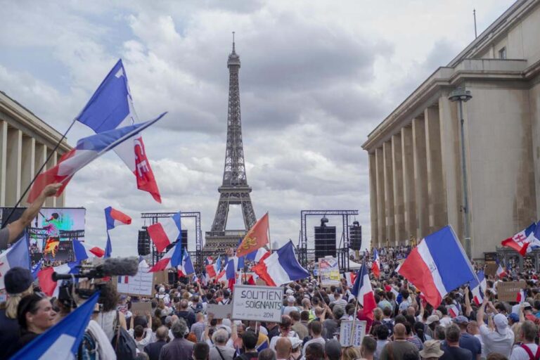 सरकारी स्पेंडिंग में कटौती पर जनता का गुस्सा: पूरे फ्रांस में हड़ताल, एफिल टावर पर भी ताला सरकारी स्पेंडिंग में कटौती पर जनता का गुस्सा: पूरे फ्रांस में हड़ताल, एफिल टावर पर भी ताला