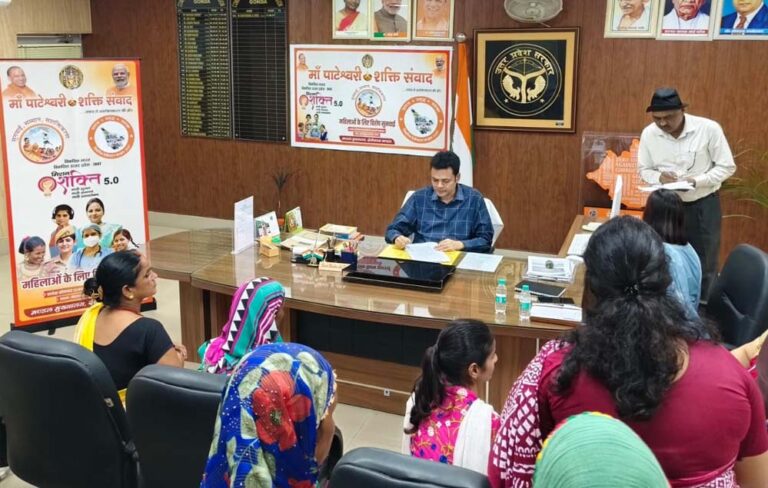 सीएम योगी के मिशन शक्ति 5.0 अभियान के तहत देवीपाटन मंडल में हर सोमवार को विशेष रूप से महिलाओं और बेटियों के लिए अायोजित किया जा रहा कार्यक्रम