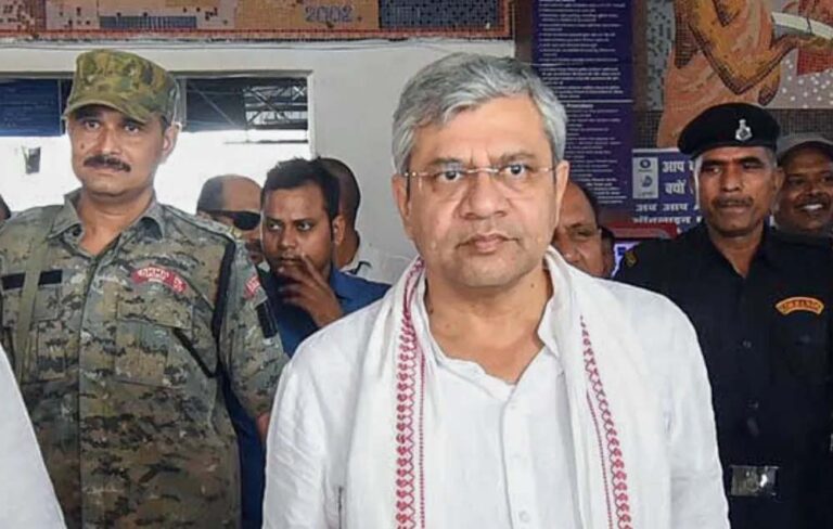 रेल नेटवर्क का विस्तार: केंद्र ने ₹24,634 करोड़ के प्रोजेक्ट्स को दी मंजूरी, 18 जिलों को मिलेगा फायदा रेल नेटवर्क का विस्तार: केंद्र ने ₹24,634 करोड़ के प्रोजेक्ट्स को दी मंजूरी, 18 जिलों को मिलेगा फायदा