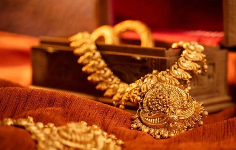 सोने-चांदी की कीमतें करवा चौथ पर हुईं तेज़, गोल्ड 1045 के ऊपर; आपके शहर का हाल