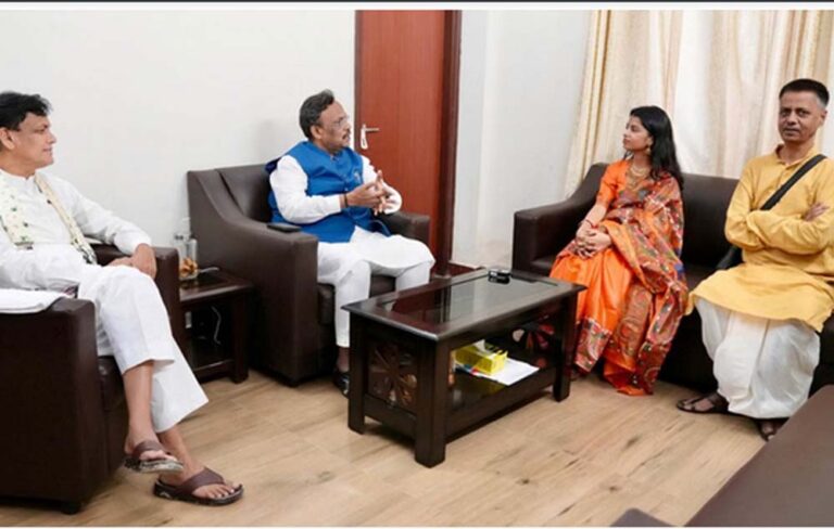 मैथिली ठाकुर का राजनीतिक रुख साफ? BJP नेताओं से मुलाकात के बाद जताई चुनावी मंशा