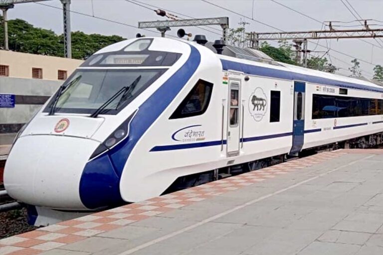 खजुराहो से बनारस तक वंदे भारत एक्सप्रेस, बुंदेलखंड में बढ़ेगा पर्यटन और कनेक्टिविटी
