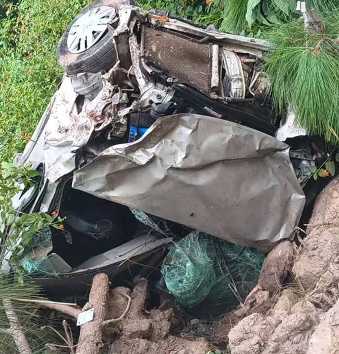 सिरमौर सड़क हादसा: कार गिरी गहरी खाई में, दो लोगों ने गंवाई जान सिरमौर सड़क हादसा: कार गिरी गहरी खाई में, दो लोगों ने गंवाई जान