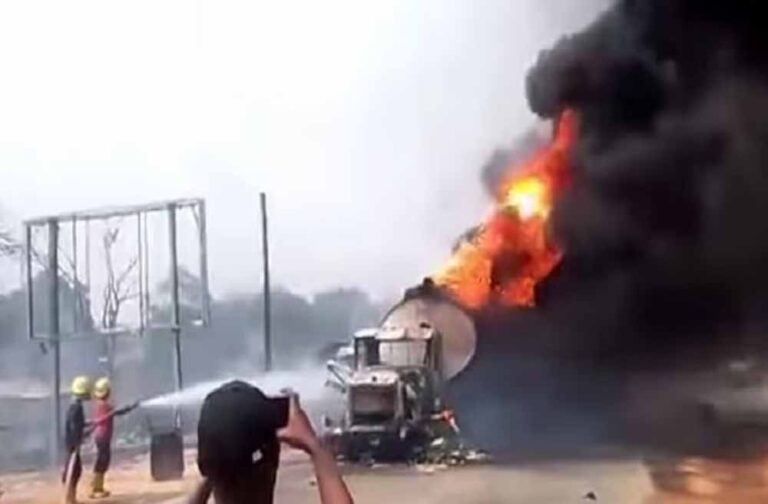 हादसे की दिल दहला देने वाली घटना: तेल इकट्ठा करते समय विस्फोट, 42 लोगों की दर्दनाक मौत हादसे की दिल दहला देने वाली घटना: तेल इकट्ठा करते समय विस्फोट, 42 लोगों की दर्दनाक मौत