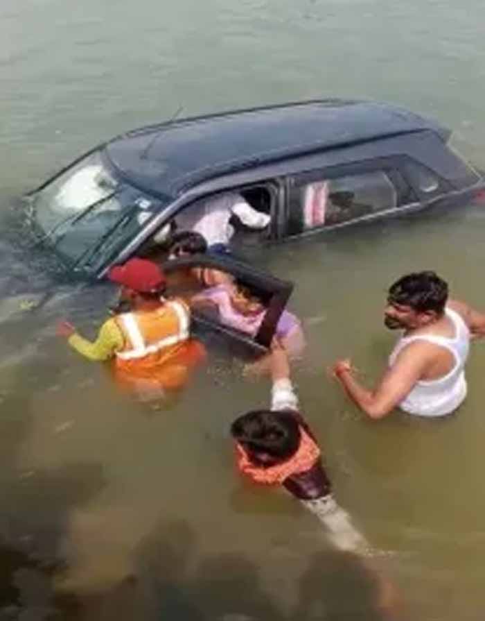 जान जोखिम में डालकर बचाई चार की जिंदगी: एमपी डैम में फंसी कार का रोमांचक रेस्क्यू जान जोखिम में डालकर बचाई चार की जिंदगी: एमपी डैम में फंसी कार का रोमांचक रेस्क्यू